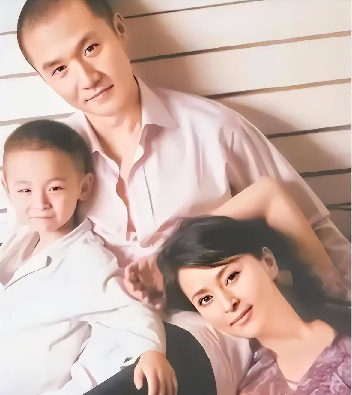 黄志忠:靠前妻走红,婚后分手结婚13年的妻子,如今52岁依旧单身_何音