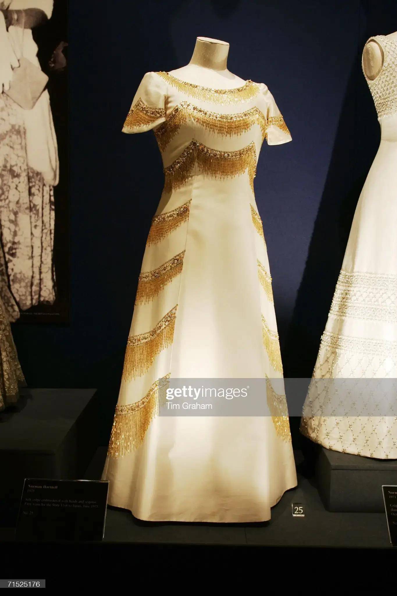 伊丽莎白女王也穿旧衣服,10个长礼服时刻,本色诠释优雅贵气_访问_诺曼