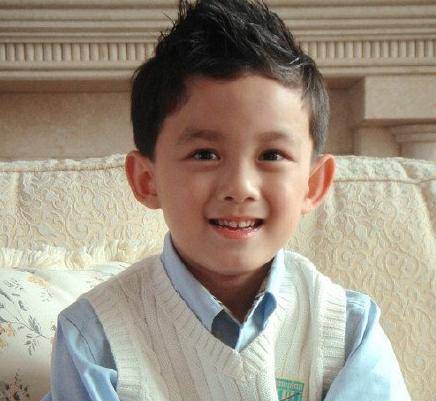 出生在上海的吴磊,从小就比平常小孩显得更加可爱机灵,也因出众的外貌