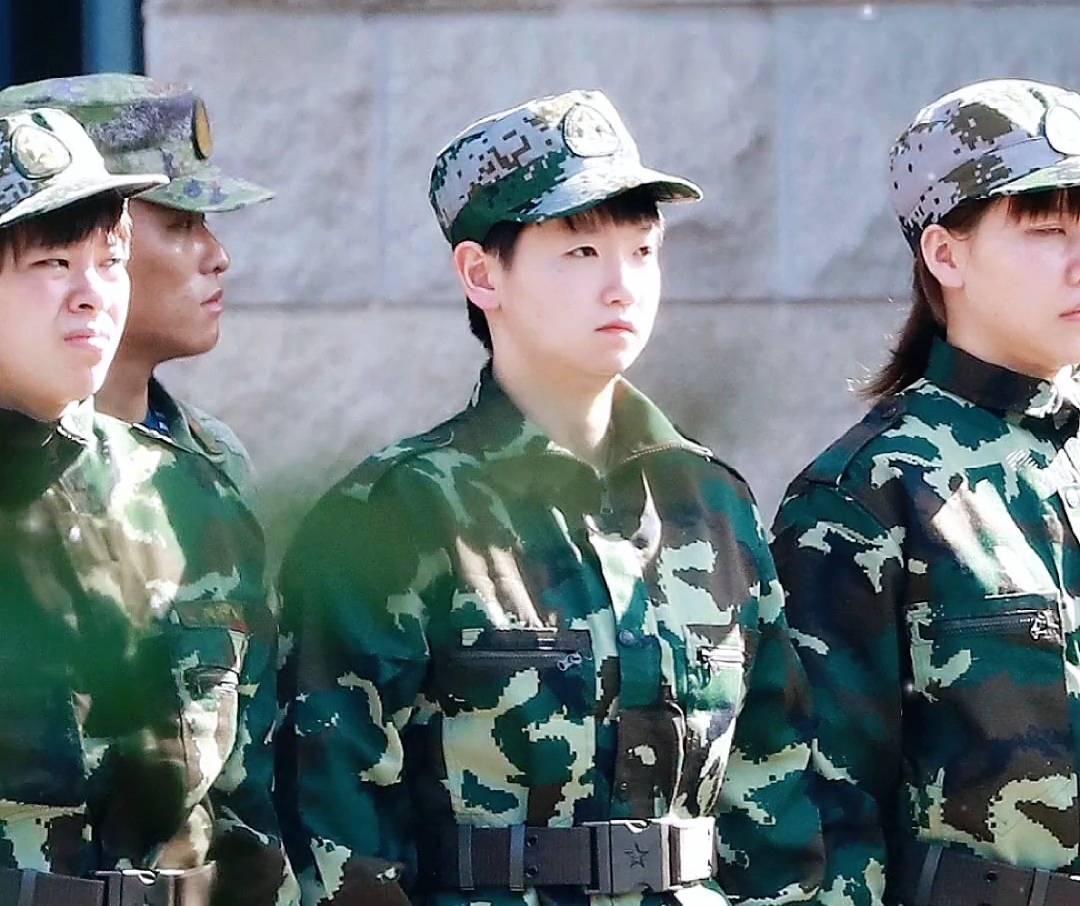 国乒军训曝光!马龙身姿板正孙颖莎潇洒女兵,樊振东身材很抢镜!