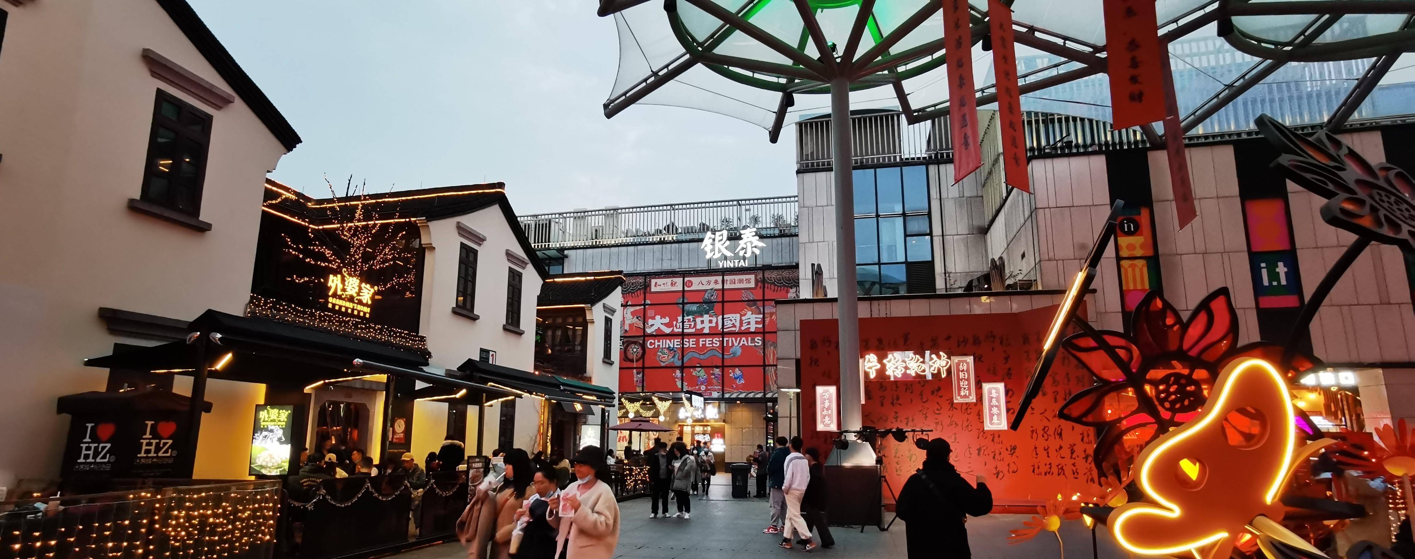 浙江杭州之夜,华灯初上,西湖东侧的繁华,延安路原来不叫延安路_历史