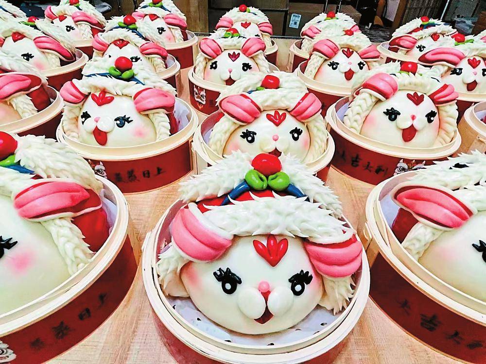 在花麦麦中式面点店,萌兔,锦鲤等花式馒头整齐排列,表情呆萌,俏皮可爱