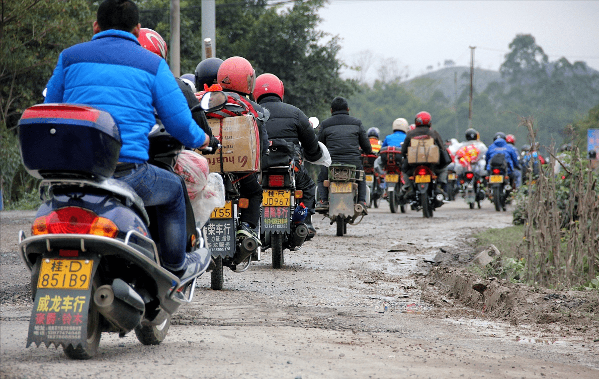 春节在即，很多返乡农民仍选择骑行摩托，他们咋不坐火车？