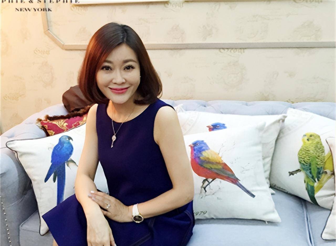 《交换空间》主持人王小骞,41岁高龄产女离开电视,今成网红主播_谭