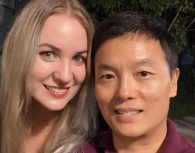 1岁女儿穿公主裙太可爱,洋妻子气质出众_zinta_一家_造型