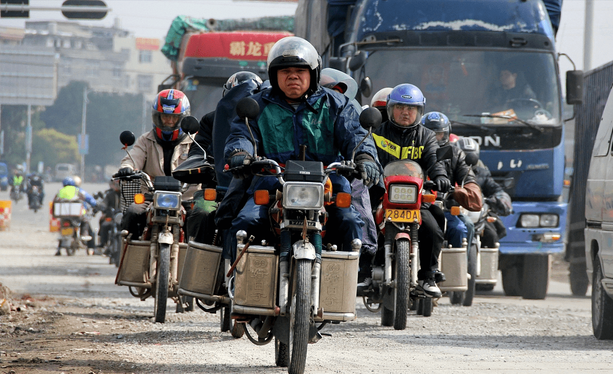 春节在即，很多返乡农民仍选择骑行摩托，他们咋不坐火车？