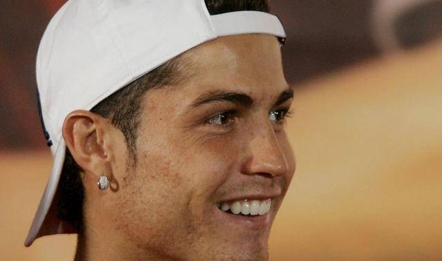 c罗在世界杯比赛训练前,还戴着时尚漂亮的耳钉,颇具个性.