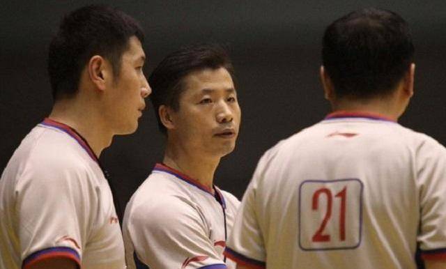 39号裁判杨宏峰,确实有点无法无天,两位助理裁判都明确表达不满_比赛