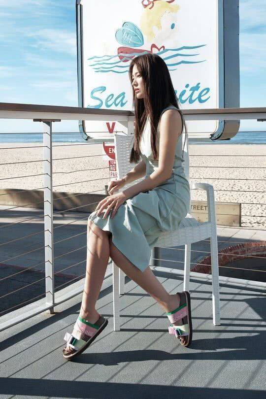 宋慧乔最新夏日画报,美貌十年如一日,网友:绝美的颜,可怕的鞋_白色