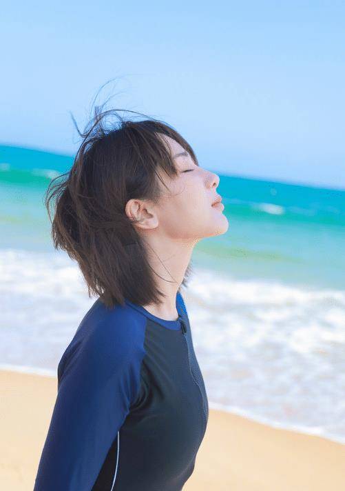 身材暴瘦后颜值回春,路人镜头下仍白到发光_网友_减肥_明星