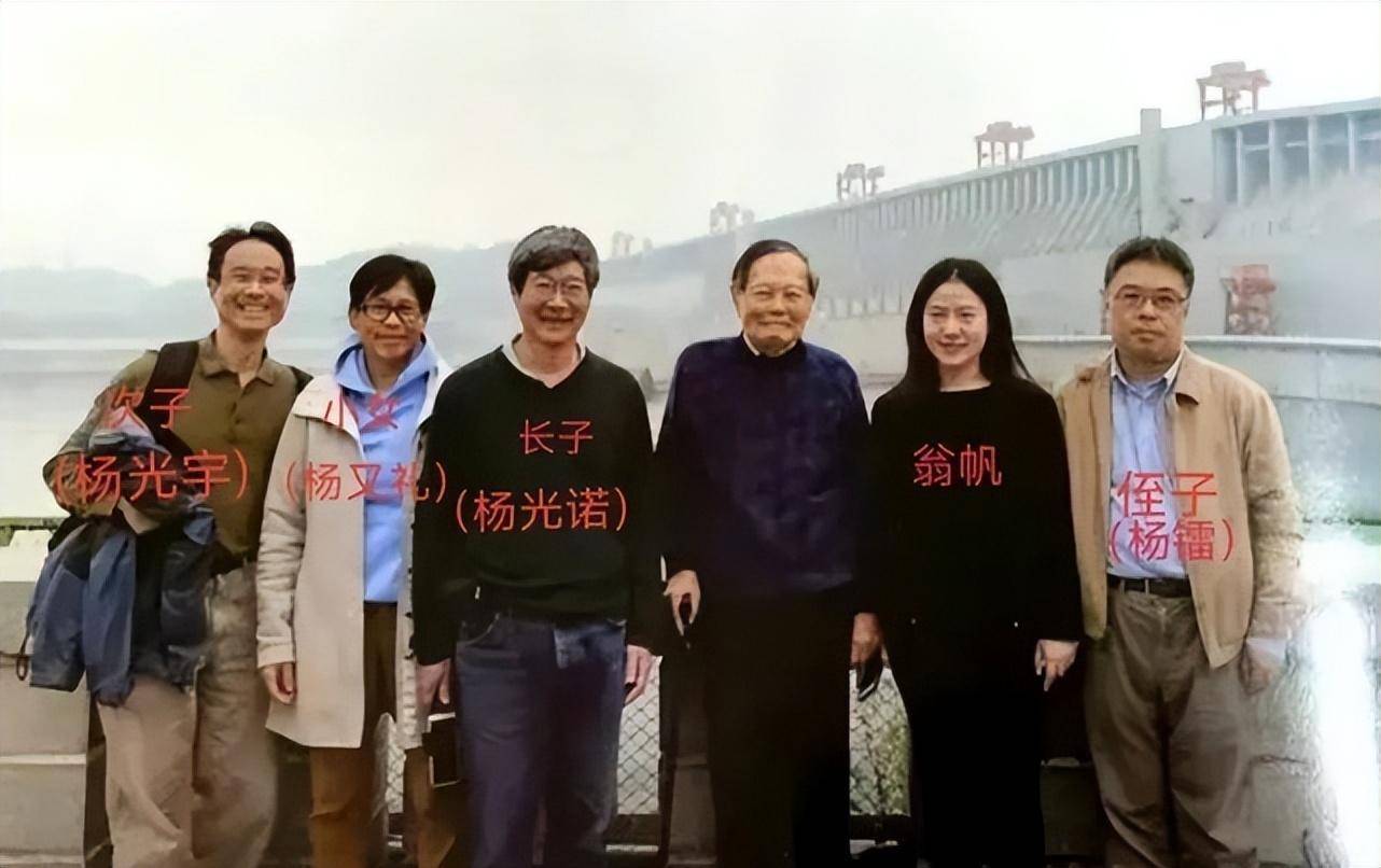 杨振宁一家拍全家福,100岁的他佝偻老态,翁帆穿一身黑气质优雅_黑色