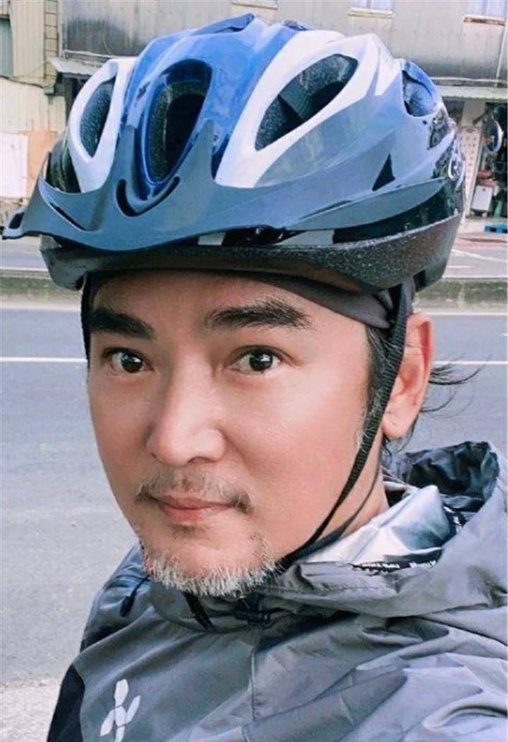 53岁焦恩俊自嘲肉包子脸,飙脏话吐槽美照,心态年轻得像18岁_网友_女儿