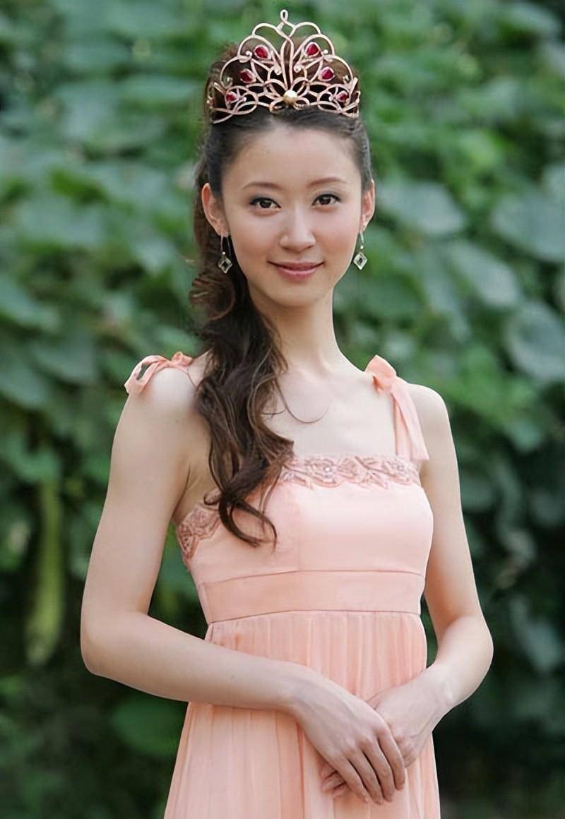 凤凰卫视黄橙子,19岁获得选美冠军,她体态优雅皓齿明眸摄人心魄