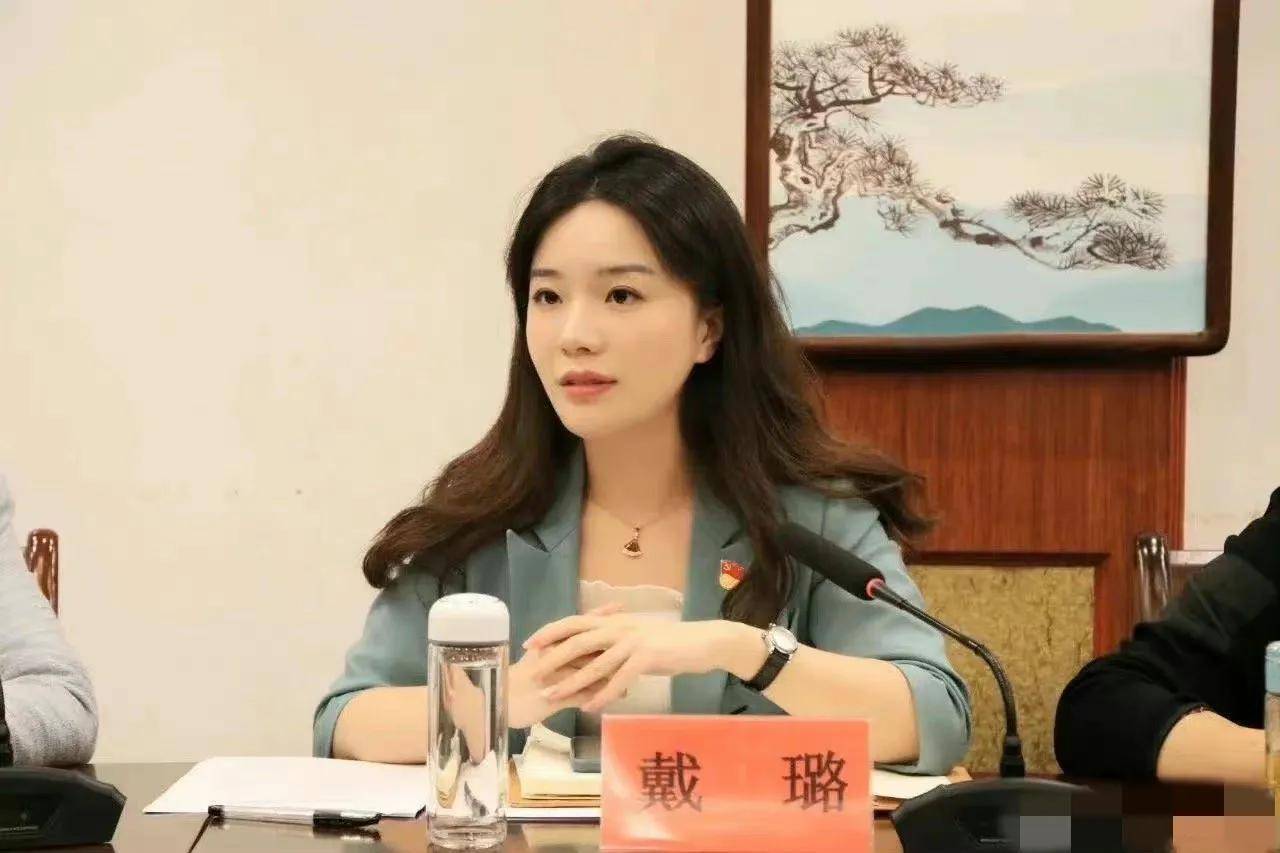 戴局同学爆,她只是侧脸好看,正脸龅牙,国子方脸,甚