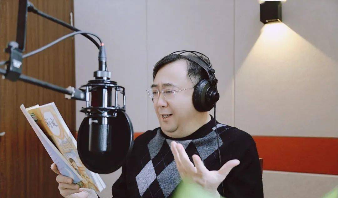 是科班出身的演员,1994年出演个人首部电视剧《秦淮世家》进入演艺圈