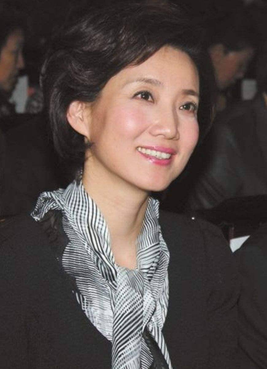 电视最国外脸李修平:09年获金话筒主持奖,42岁二婚,今风采依旧