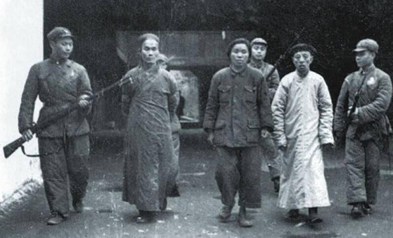 1957年，北京市一劳模为何被抓？埋藏身份12年，被判死缓