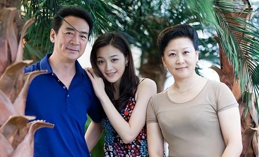 寇振海的第一任妻子叫章小蕙,她是一位幕后工作者.