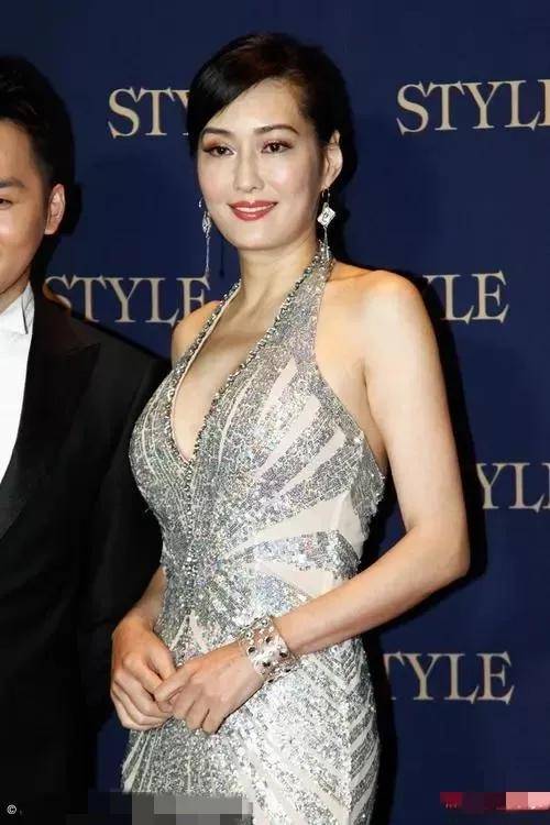 "胸大无脑"孟广美:37岁情迷欧洲汉,4年被骗5个亿,咋弄的?