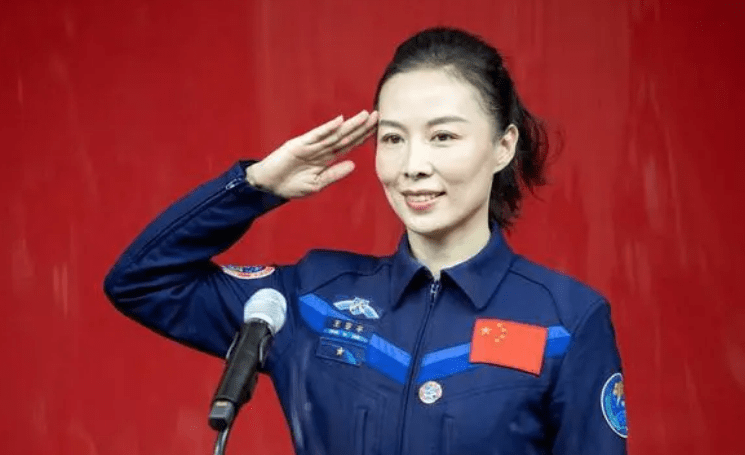 王亞平首次佩戴大校軍銜亮相,與妹妹合影流出,笑容甜美顏值高_大學生