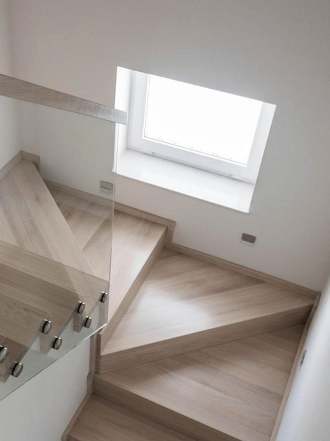 楼梯通道隔墙拆掉,改砌一整面玻璃砖墙,成了家里最亮眼的地方