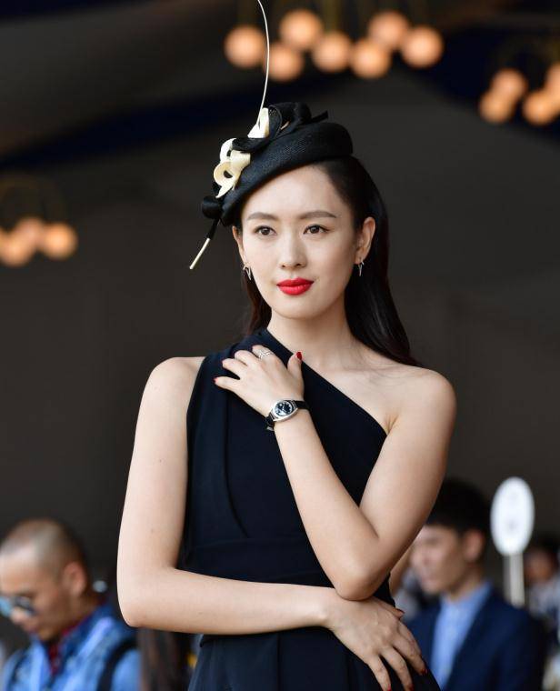 富商王冉:51岁娶小17岁童瑶,为妻子遮风挡雨,携手九年至今无子_童谣_易凯_父母
