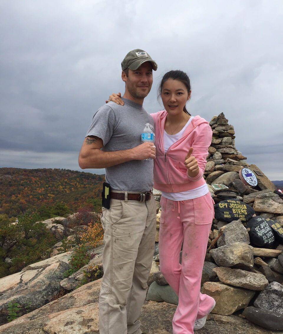 穿上职业装的钱冰,也有不一样的魅力,都说女人穿