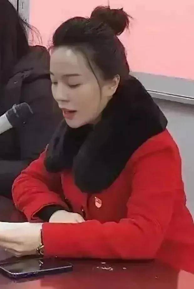 身高不足1米6的戴璐,职场穿搭,不露腿不露胸,却颇有吸引力_扬州_韦峰