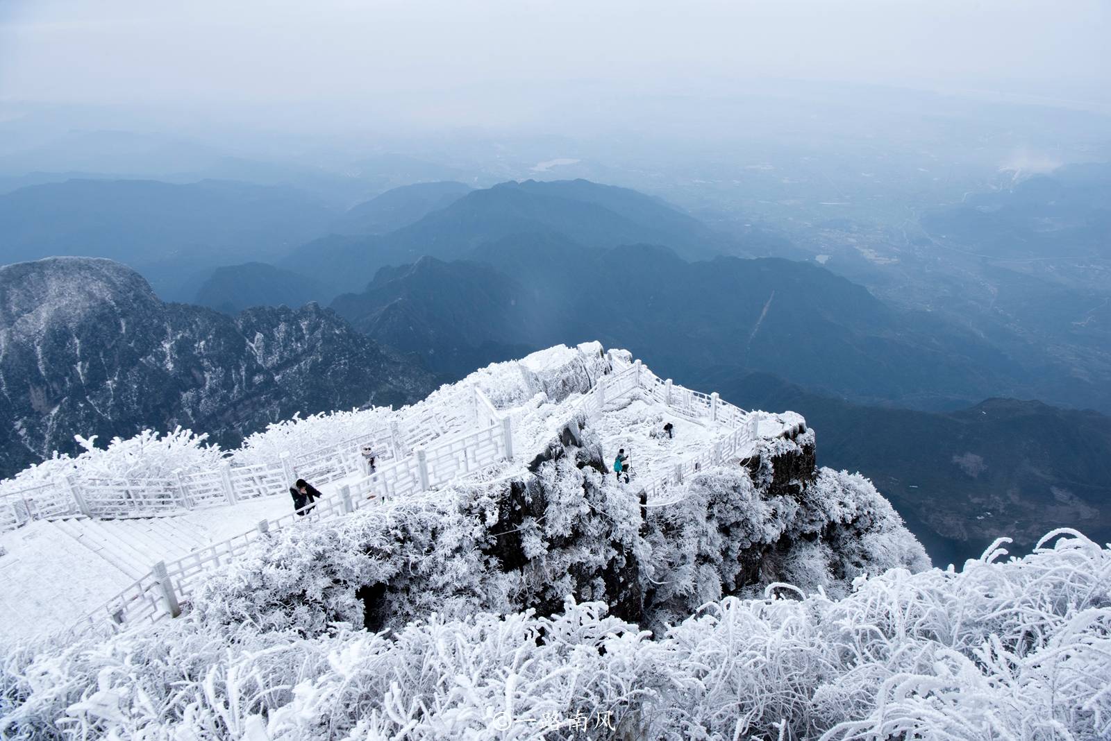 冬天一定要去一次四川峨眉山,一下雪就变成仙境,宛如在画里行走