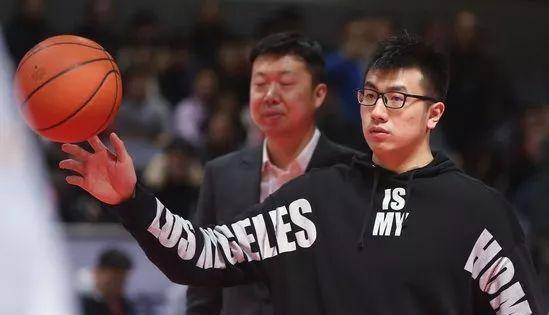 邹雨宸大概是王治郅最得意的弟子,在后者退役仪式上,特意叮嘱旁边的