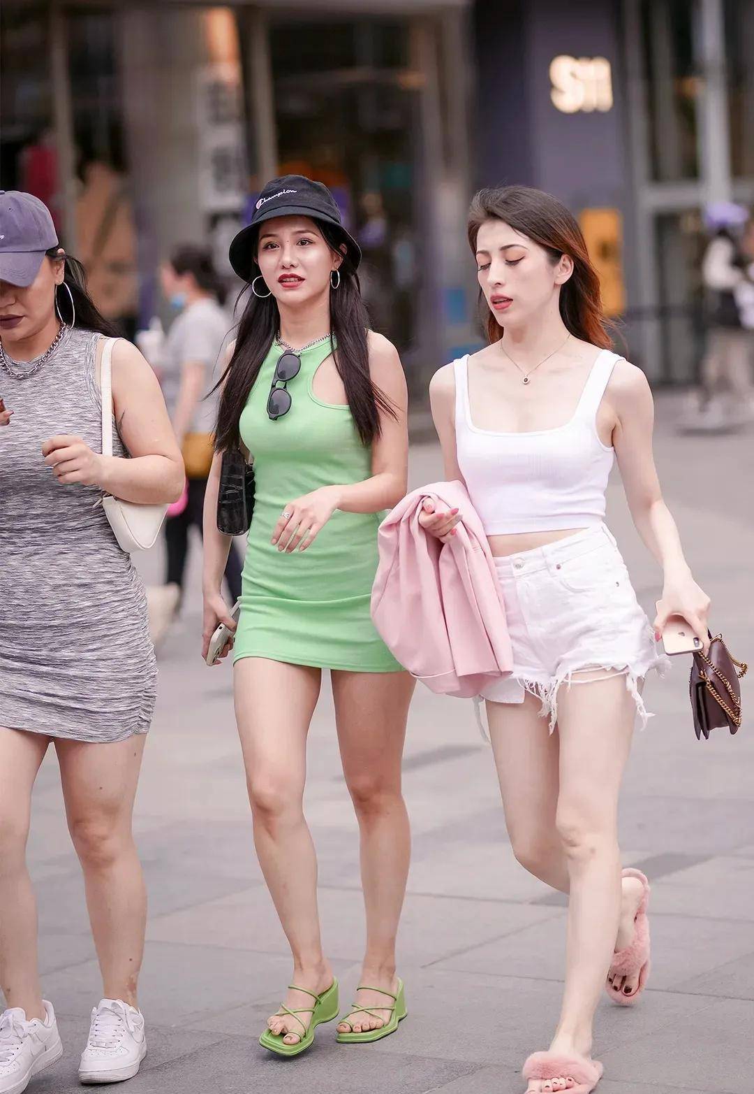 小姐姐们穿着低胸款吊带裙出街,露肩又露背,尽显优雅女神范 !