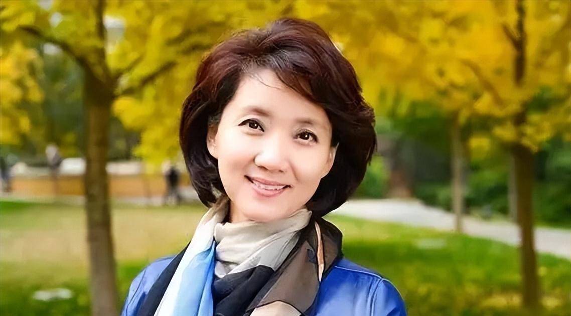 李修平:26年播音主持零差错,在42岁高龄嫁大10岁丈夫,一生无子_李秀萍