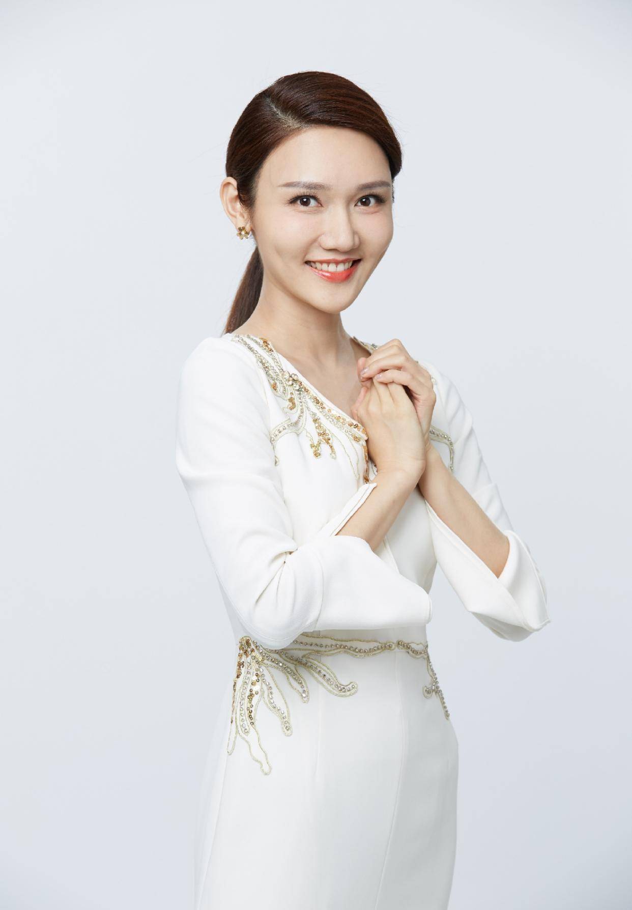 龙阳:从湖南小城到央视主持人,一直很努力,34岁依然单身