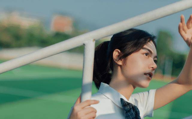 最美毕业照?赵今麦制服写真释出,恣意展现夏日清新与少女元气