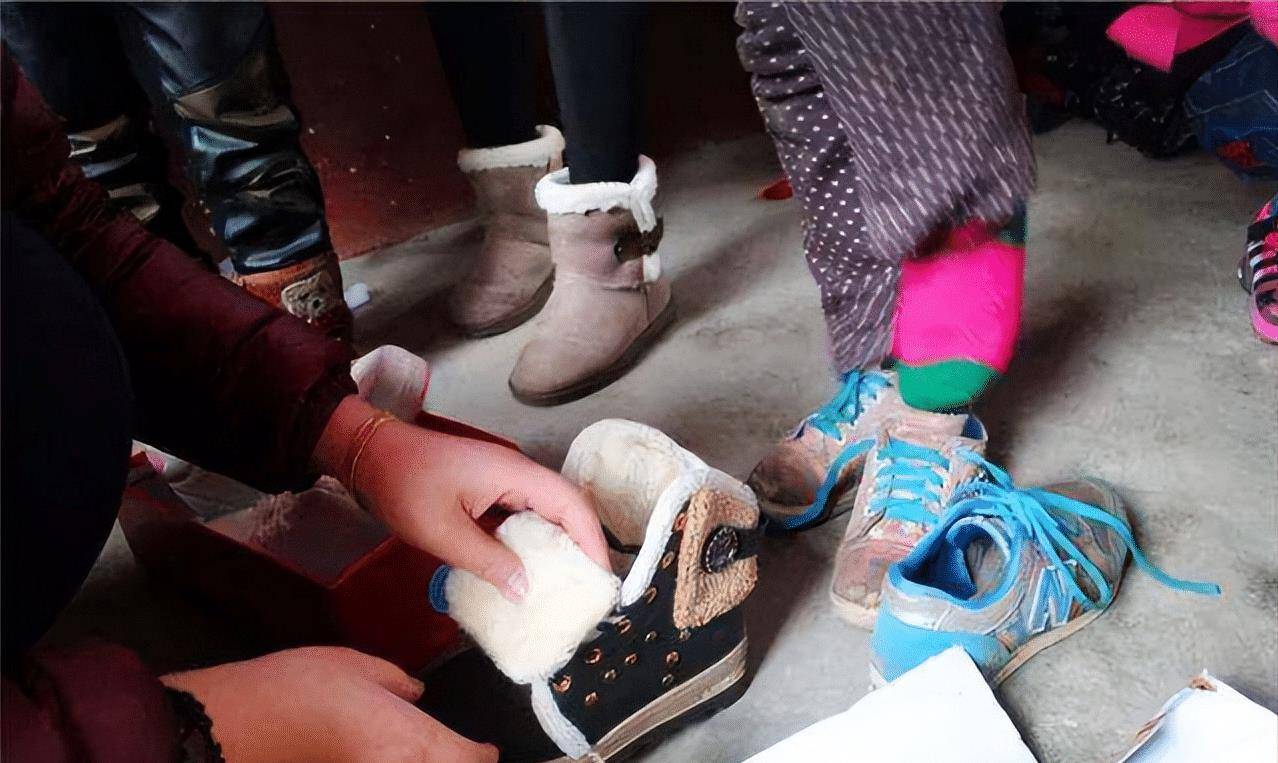 隆仙桃:变形计最清醒的女孩,11岁养活两个弟妹,每天吃剩菜剩饭_弟弟