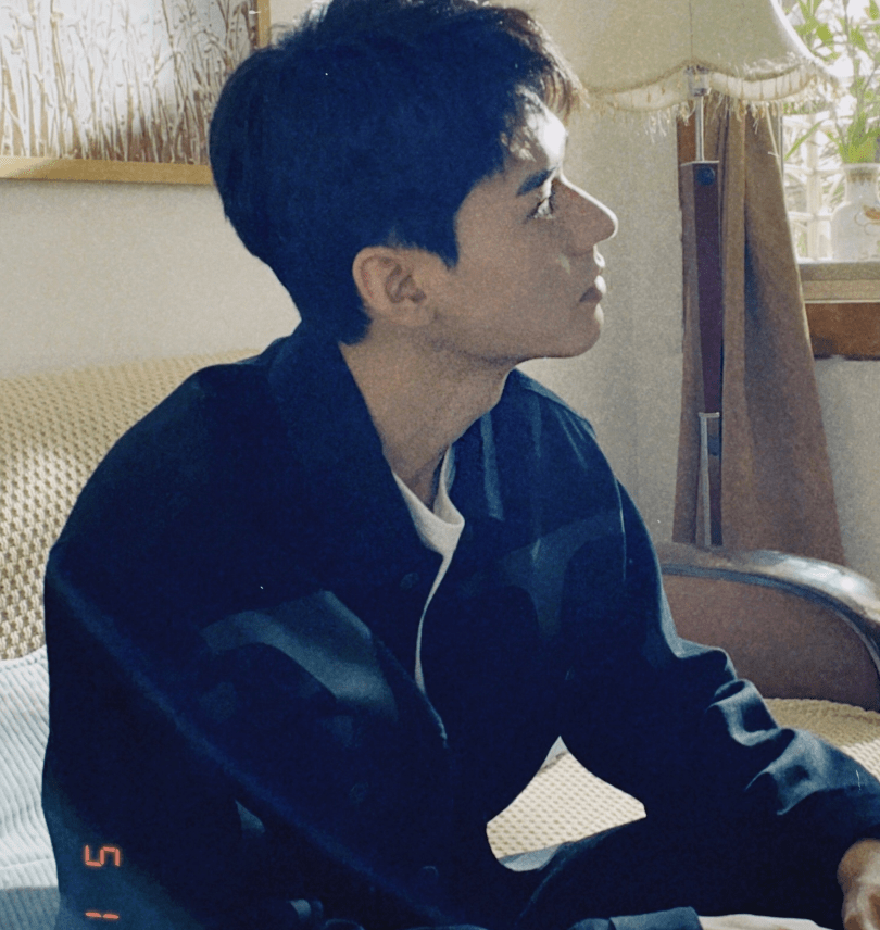 龚俊下颚线完美,脸部线条清晰,五官精致鼻子高高的,侧颜就"鲨"人了