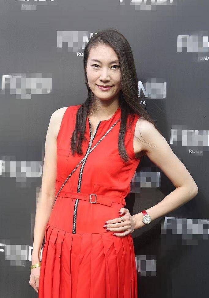 谢杏芳好青涩!披肩发暴露稀疏发际线,淡妆有点男相很有气场