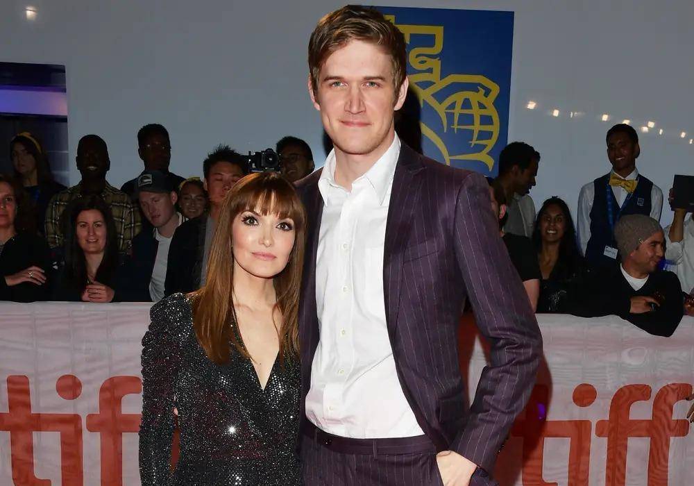 不过人们更为关心的,似乎还是菲比与梅斯卡尔的恋情,据称他们之前已经