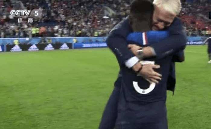 法国获胜后，全队狂欢庆祝，而此人跪地掩脸流泪