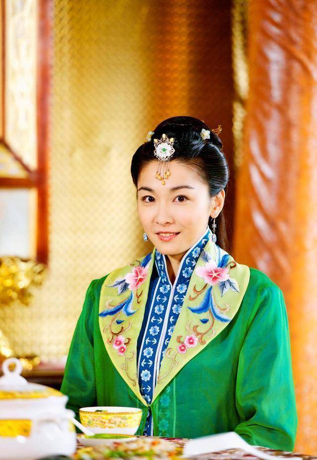 《第八号当铺》中,她饰演三角,赵梁吟,芙蓉,amy等角色,再次奠定了她的