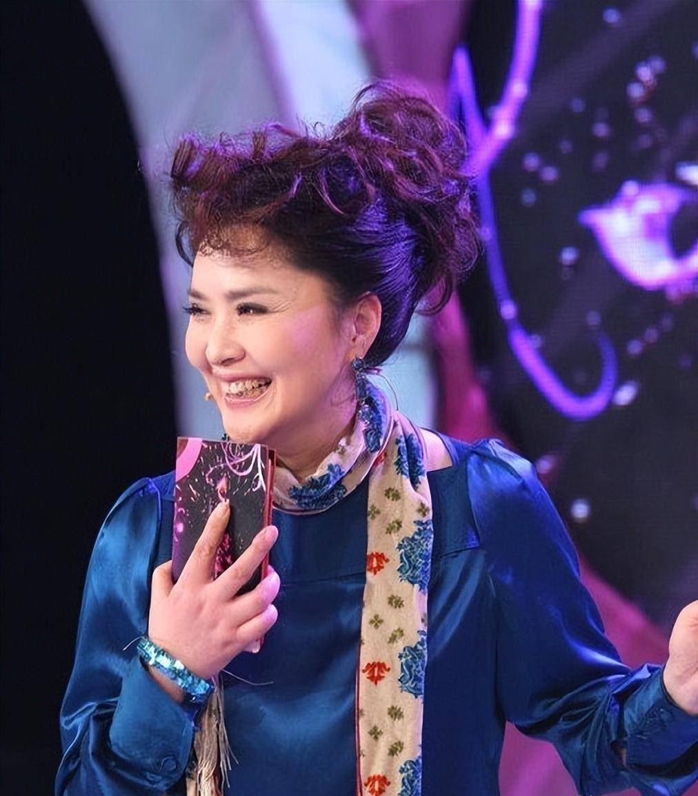 十佳主持田歌,靠《光荣绽放》爆火,和尤小刚离婚后不再相信爱情_母亲