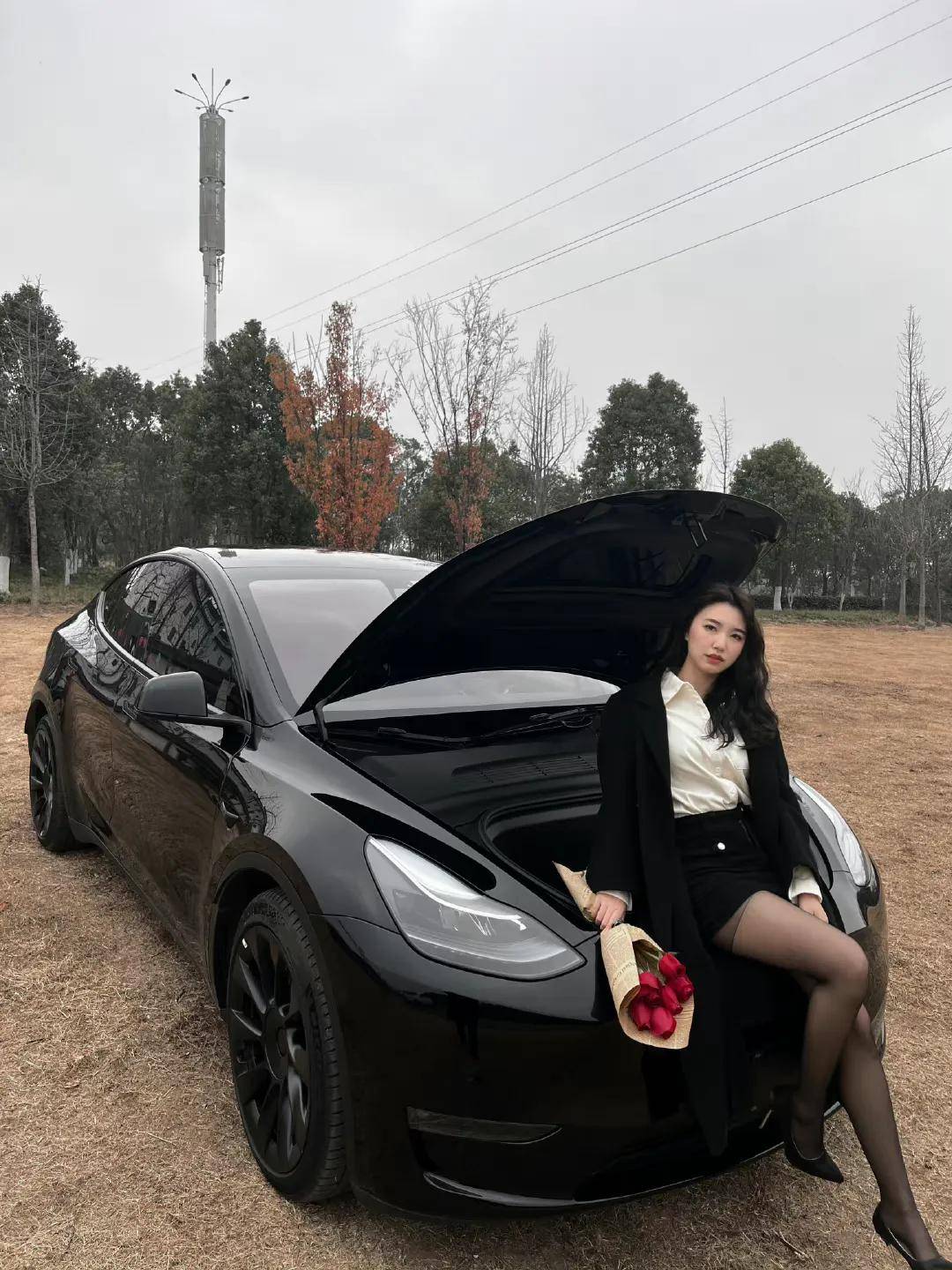 高跟黑丝美女配黑车!原来,这是一场黑色的新春诱惑!_搜狐汽车_搜狐网