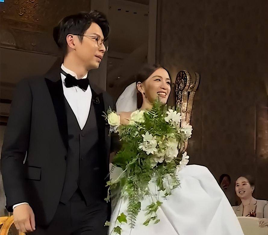 戴传家宝婚戒连换三套婚纱,婚宴55桌众星到场_王思平_老公_女儿