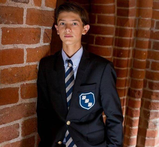 18岁丹麦王子尼古拉巴黎时装周走秀,终于舍得剪掉心爱的鸟窝头了_雅丽