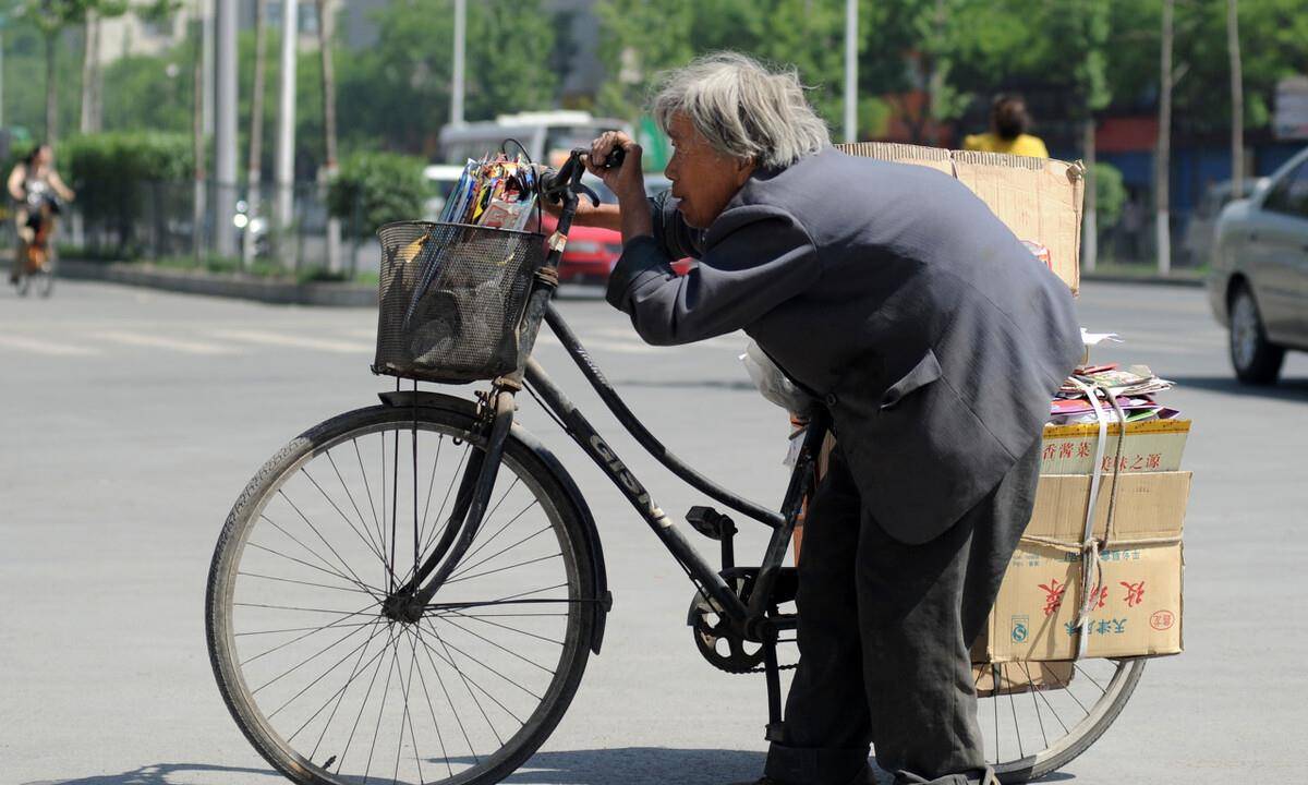78岁骨科主任呼吁停止食用,比泡面还伤骨骼,家长尽早撤下餐桌_老人