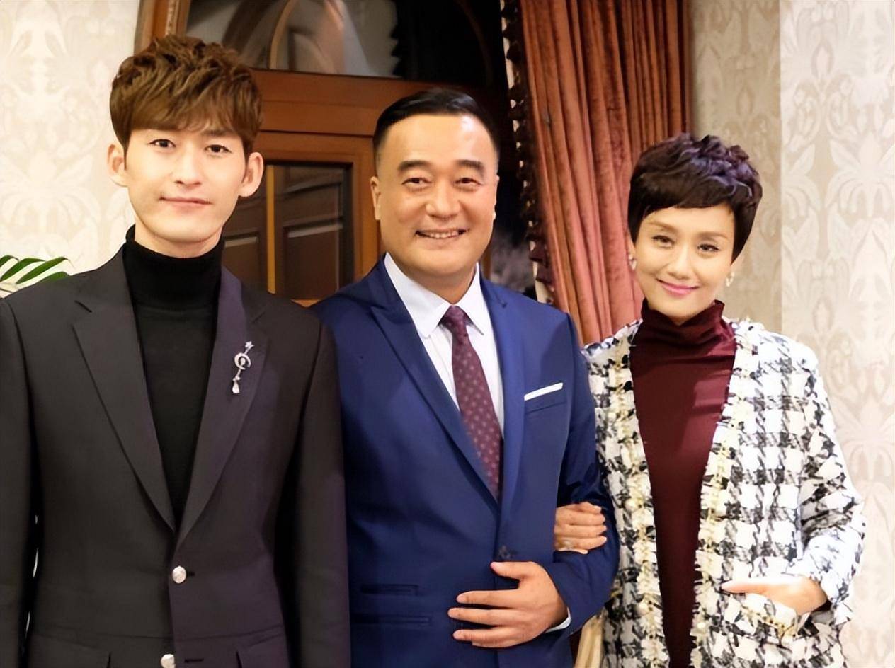 知名女星一个人坐高铁,57岁肤白貌美背像小姑娘,43岁演张翰妈妈_李颖