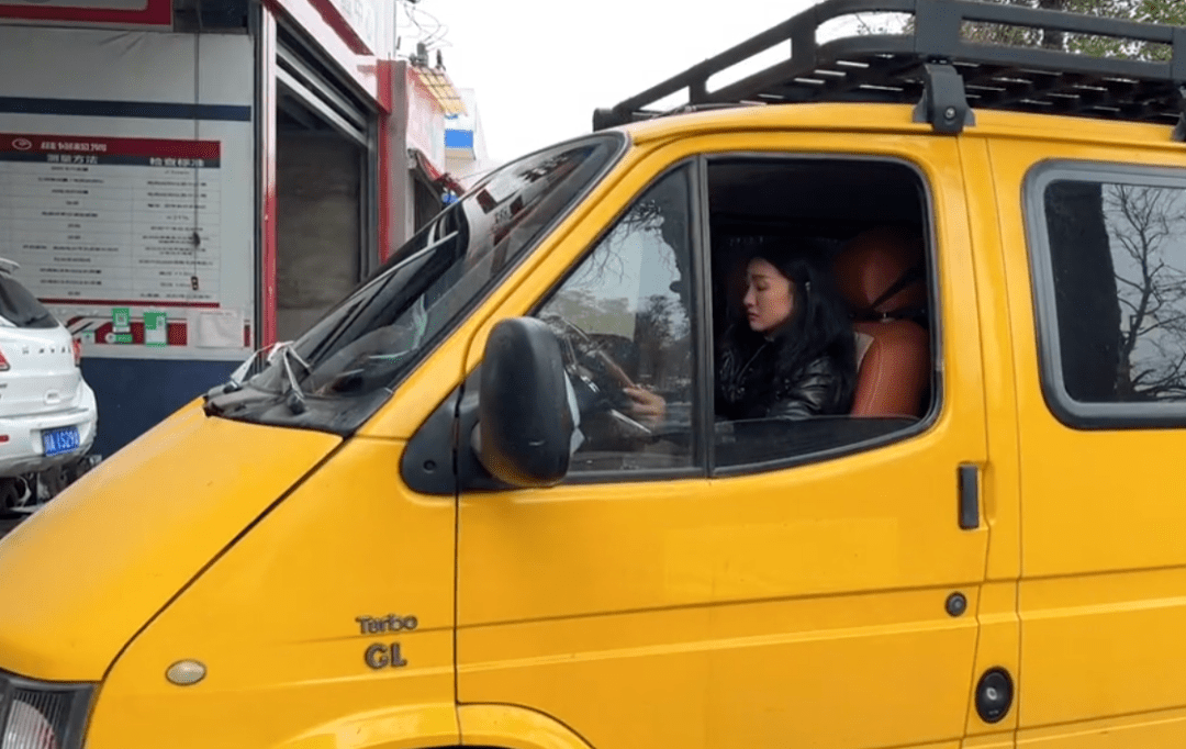 网友@小七的旅行 是一个边开房车自驾旅游,边创业卖咖啡的自媒体博主.