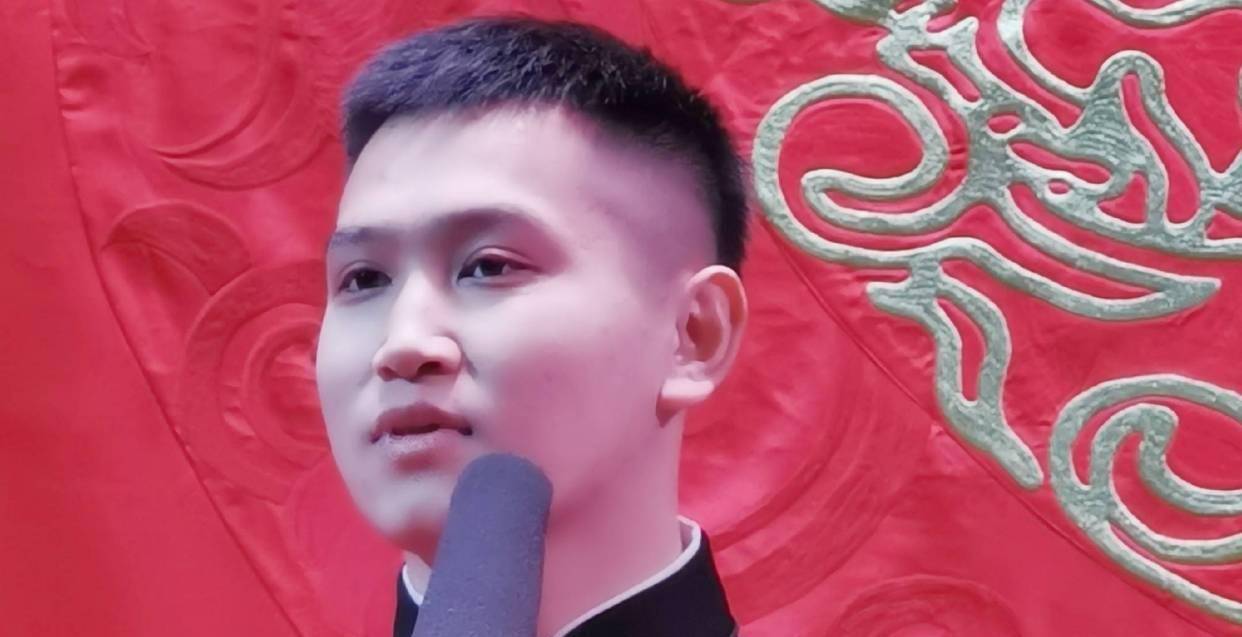 德云社张鹤雯砸挂师兄弟,谁红蹭谁热度,因调侃烧饼现场掌声不断_舞台