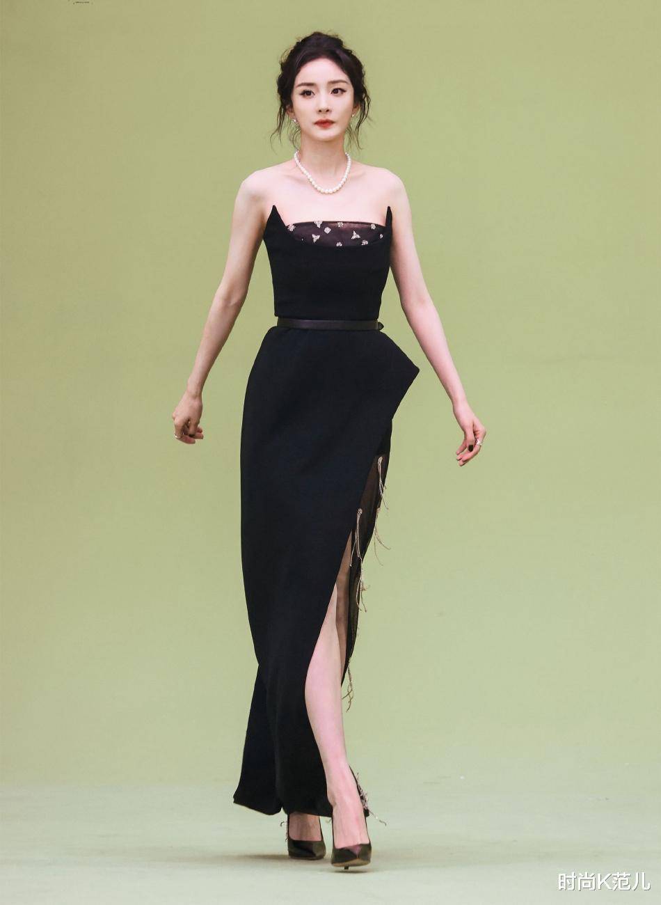 杨幂出席活动,穿一条不规则抹胸长裙,扎丸子头高贵又优雅!