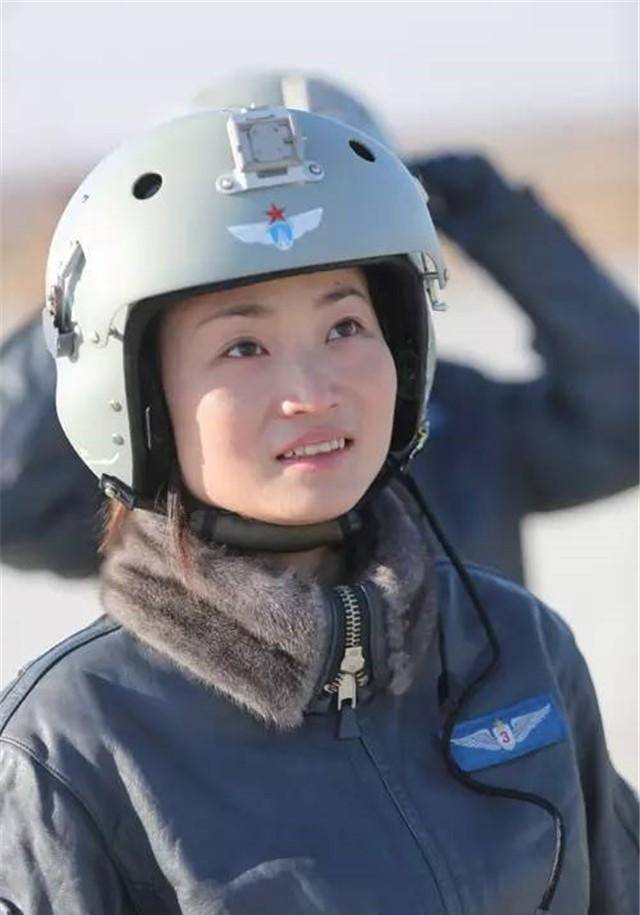 被称为"金孔雀"余旭,中国首位歼10女飞行员,因跳伞失败牺牲_表演_能力